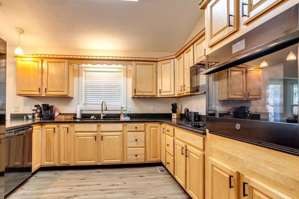 Bears Valley Inn - Great Location! - Peaceful, Children And Dog Friendly Retreat - Less Than 15 Min To All Attractions - Private Pool Club & Fishing Hole - Game Room With Tv Sevierville Exterior foto