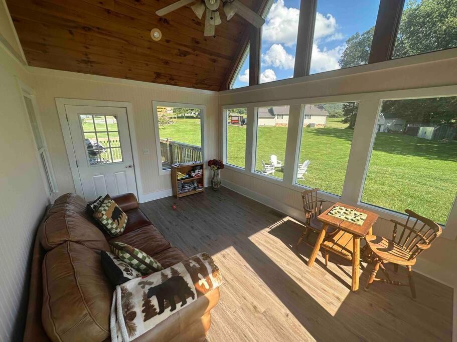 Bears Valley Inn - Great Location! - Peaceful, Children And Dog Friendly Retreat - Less Than 15 Min To All Attractions - Private Pool Club & Fishing Hole - Game Room With Tv Sevierville Exterior foto