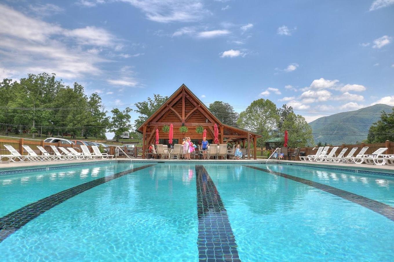 Bears Valley Inn - Great Location! - Peaceful, Children And Dog Friendly Retreat - Less Than 15 Min To All Attractions - Private Pool Club & Fishing Hole - Game Room With Tv Sevierville Exterior foto